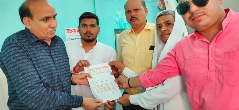 फोटो परिचय-शिवली में एसडीओ को ज्ञापन।सौंपते औनहा के ग्रामीण।