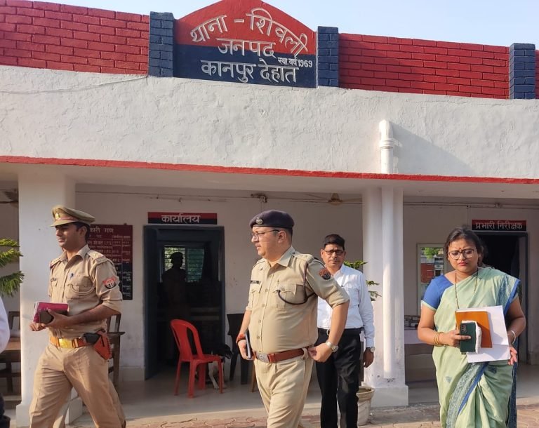 डीएम व एसपी ने शिवली रसूलाबाद थाने का किया निरीक्षण -डीएम ने कहा कि त्योहारों को शांतिपूर्वक सम्पन्न कराने की तैयारी पूर्ण -एसपी बोले गड़बड़ी करने वालों पर होगी कड़ी कार्रवाई