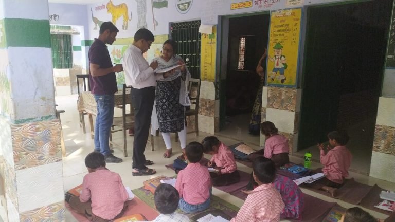 स्कूलों में एसडीएम की छापेमारी