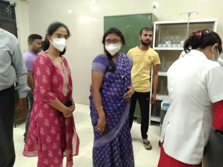 डीएम व सीडीओ के निरीक्षण में कमरे में आराम फरमाते मिले डाक्टर