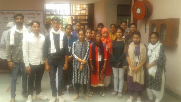 छात्र एवं छात्राओं ने सम्पूर्ण समाधान दिवस में प्रवेश पत्र दिलवाने जाने की मांग की