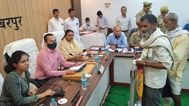 कमिश्नर ने अकबरपुर में सुनी शिकायतें