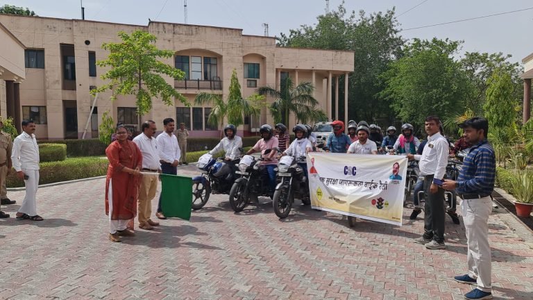 डीएम ने सड़क सुरक्षा जागरूकता बाइक रैली को दिखाई हरी झण्डी