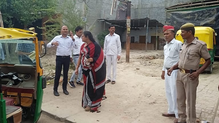 डीएम ने अकबरपुर चौराहे पर अवैध पार्किंग में खड़े आटो चालकों को दी हिदायत