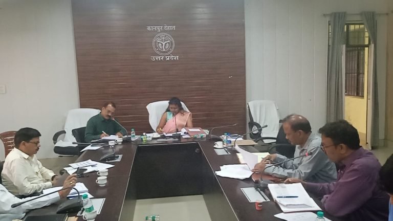 डीएम ने बैठक से नदारद अधिकारियों से तलब किया स्पष्टीकरण