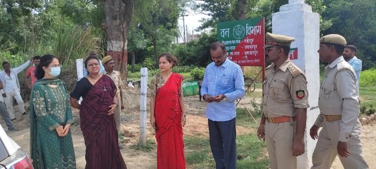 नोडल अधिकारी के साथ डीएम,सीडीओ ने किया पौधारोपण