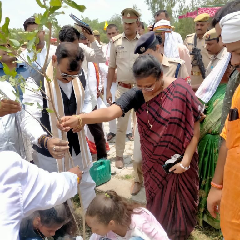 रोपित पौधों का संरक्षण करें- संजय सिंह गंगवार,राज्यमंत्री