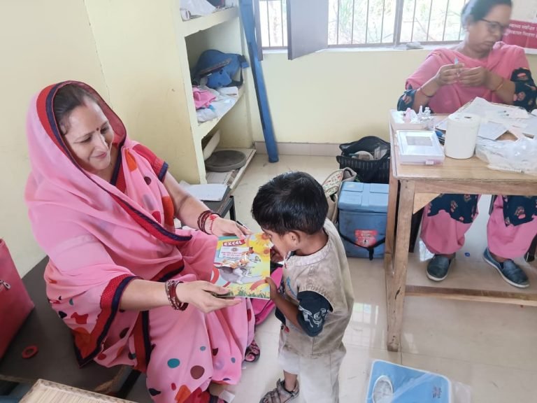 पत्रकार विधिक वेलफेयर एसोसिएशन  ने आंगनबाड़ी केंद्र पर बच्चों को बांटी कॉपी, पेंसिल, टॉफी, रबड़ व चाक