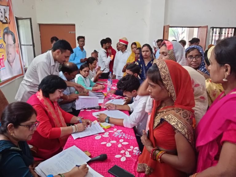 राज्यमंत्री ने मैथा में जनता दरबार लगा सुनी जनसमस्याएं