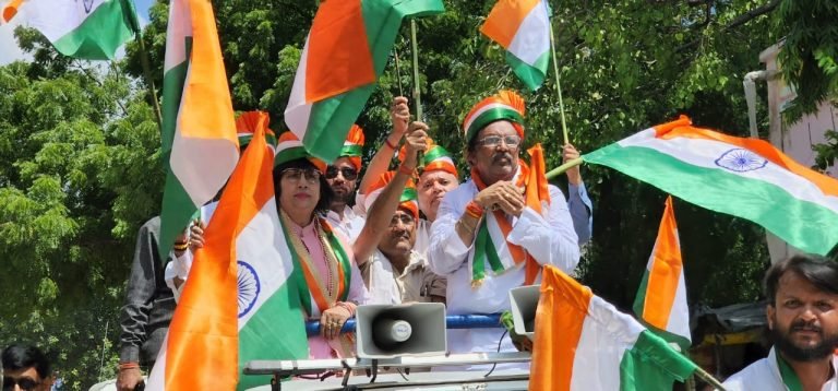 राज्यमंत्री प्रतिभा शुक्ला व पूर्व सांसद वारसी ने तिरंगा रैली निकाली