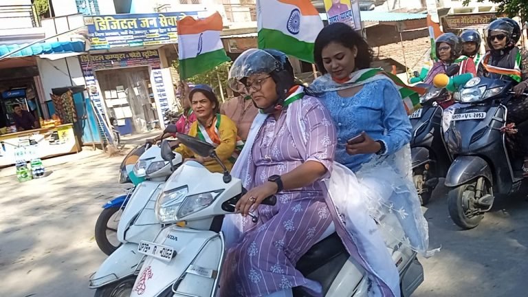 जब डीएम कानपुर देहात ने कार छोड़ चलाई स्कूटी