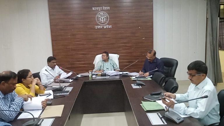 डीएम की मासिक समीक्षा, कम वसूली पाए जाने पर जताई नाराजगी