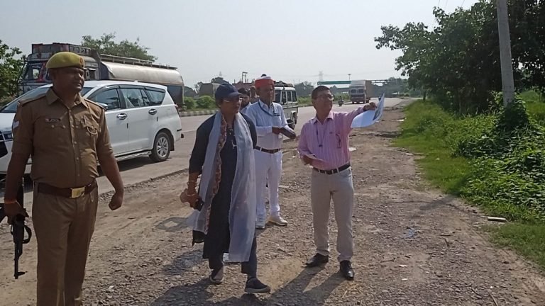 डीएम ने पकड़ी कर चोरी वाद दर्ज के दिए निर्देश