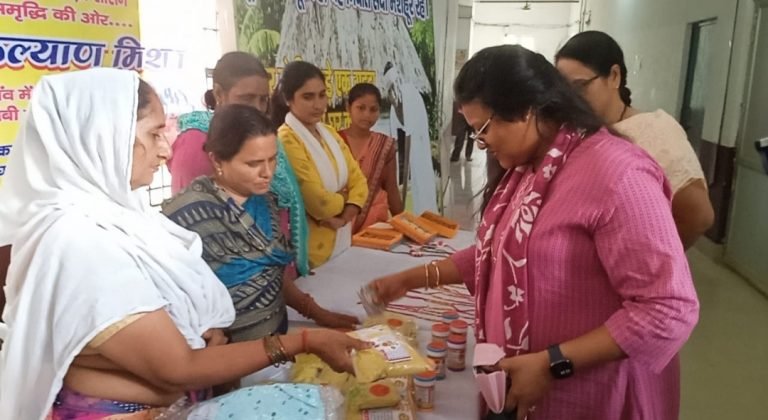 स्वयं सहायता समूह की महिलाओं द्वारा निर्मित उत्पाद करें प्रयोग-डीएम