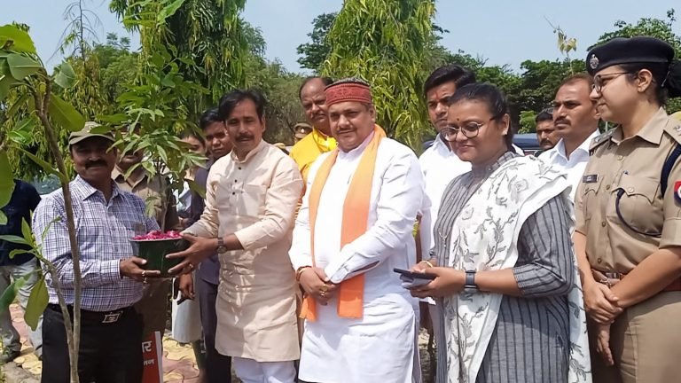 बाढ़ पीड़ितों को राहत सामग्री समय से उपलब्ध कराएं-राजभर,प्रभारी मंत्री
