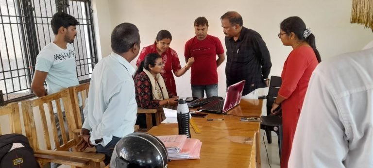 डीएम ने पीएम किसान सम्मान निधि के सत्यापन का किया निरीक्षण