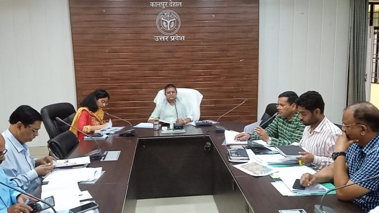 लापरवाही पर डीएम सख्त,जिम्मेदारोंको लगाई कड़ी फटकार