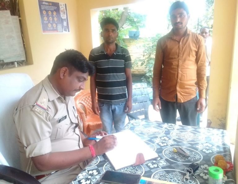 कार सवार बदमाशों ने लूटी बाइक व मोबाइल