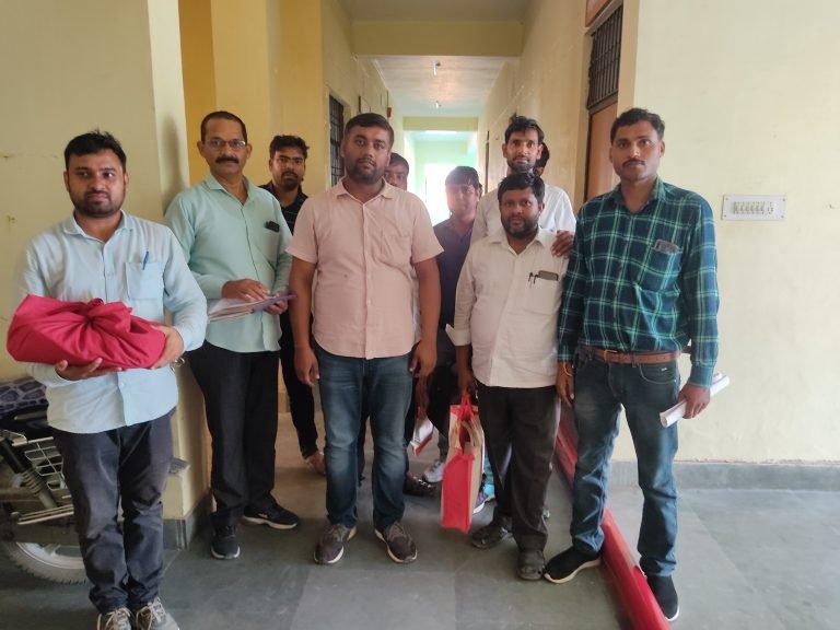 लेखपाल संघ ने उपजिलाधिकारी को सौंपा ज्ञापन