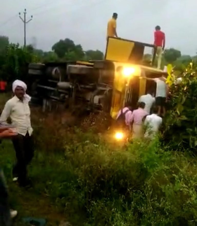 बस पलटी,आधा दर्जन लोग घायल
