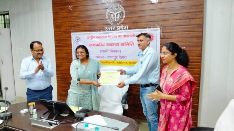 संस्थागत प्रसव को बढ़ावा देने पर डा पाठक सम्मानित