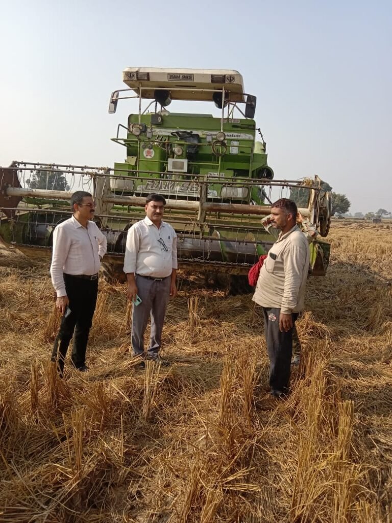 बिना सुपर स्ट्रा लगाए धान की कटाई कर रही कम्बाइन को रोका