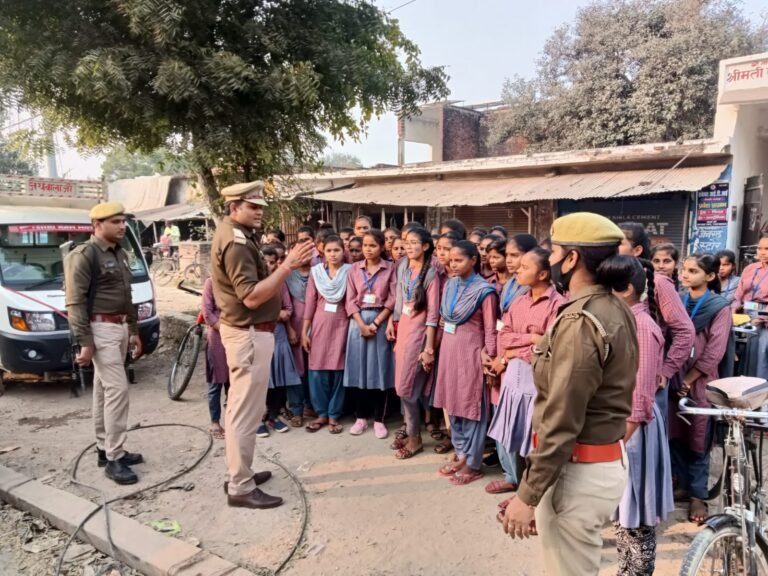 अभिवावको को बच्चे हेलमेट व सीट बेल्ट पहनने की दे सलाह