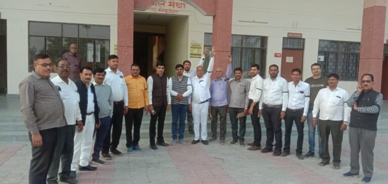 मैथा में अधिवक्ताओं ने काली पट्टी बांध कर जताया विरोध