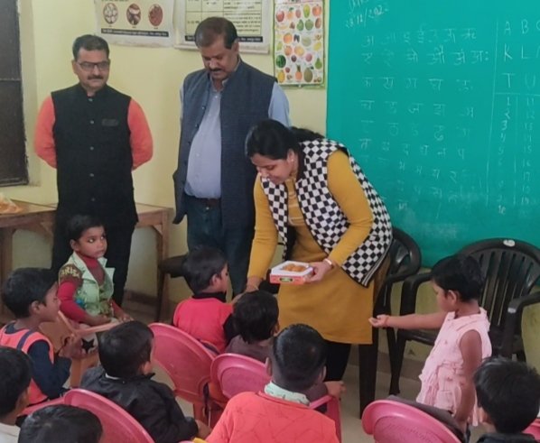तहसीलदार ने आंगनबाड़ी बच्चों को बांटे स्कूली बैग
