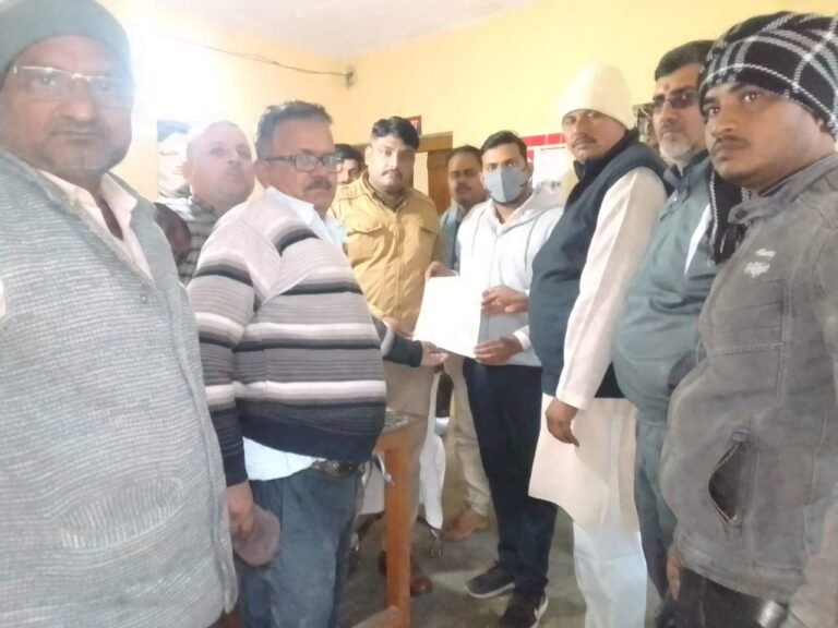 रात्रि कालीन पेट्रोलिंग बढ़ाने को लेकर औनाहां में व्यापारियों ने चौकी प्रभारी को सौंपा ज्ञापन