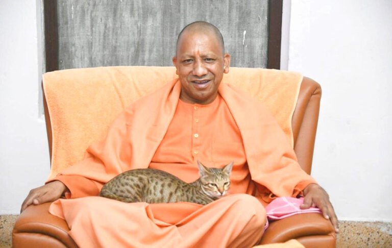 जब बिल्ली ने सीएम योगी की गोद मे जमाया कब्जा