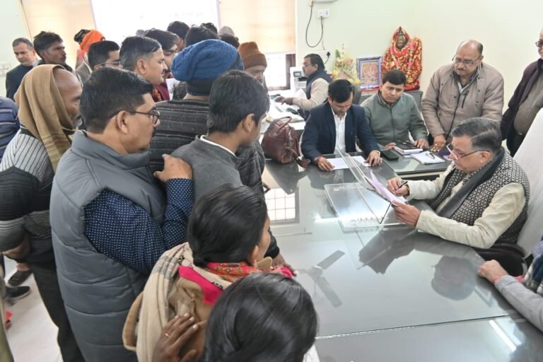जनसुनवाई कर अधिकारियों को महाना ने किया निर्देशित