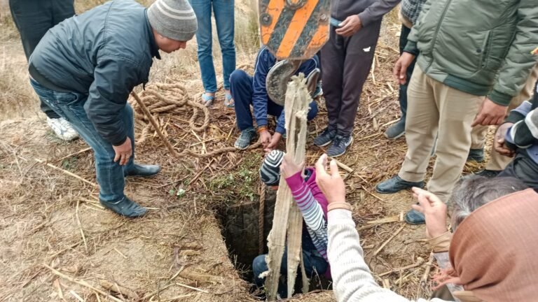पुलिस ने मशक्कत कर गोवंश को कुआं से बाहर निकाला