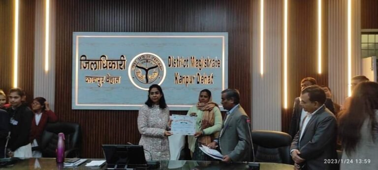 टोडरपुर की प्रधान किरन अग्निहोत्री को सीडीओ ने किया सम्मानित