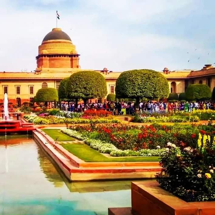 मुगल गार्डन अब अमृत उद्यान