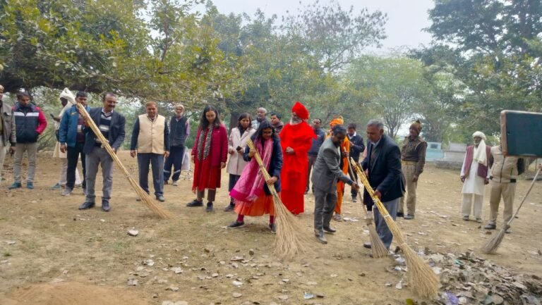 जब डीएम ने झाड़ू लगाई,किया जागरूक