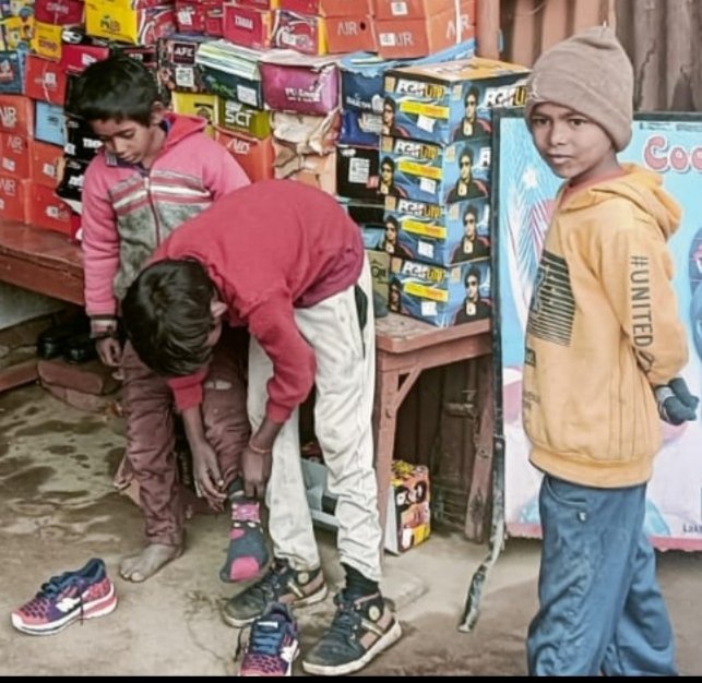 सिपाही ने नंगे पैर जा रहे बच्चों को पहनाए जूते
