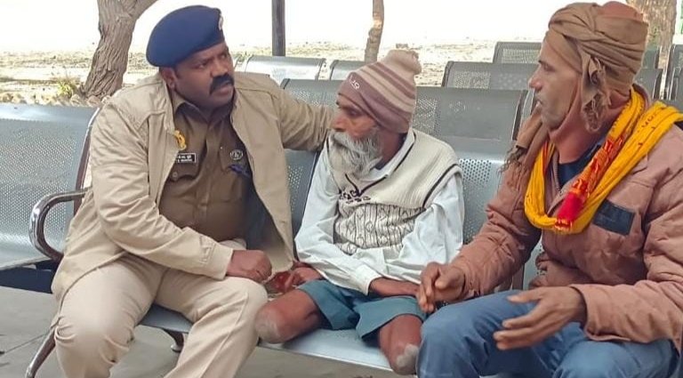 एसपी ने दिव्यांग के साथ बैठकर सुनी समस्या