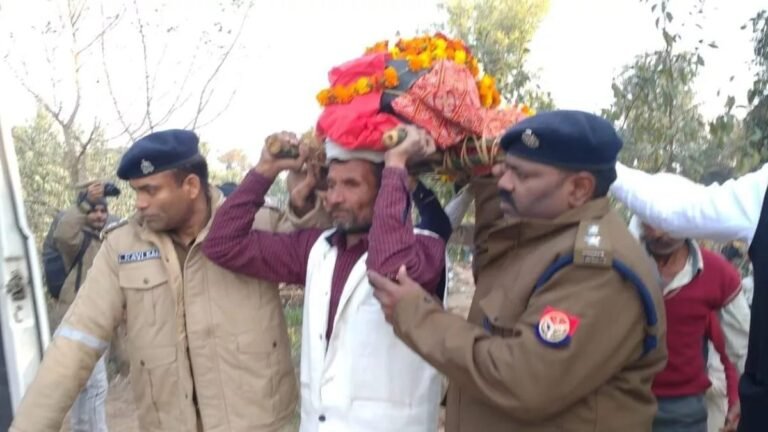 मड़ौली कांड-एसपी ने शवों को दिया कंधा