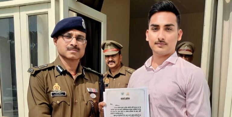 बक्सहॉ के अभिनव बने दरोगा,घर में खुशी का माहौल