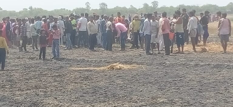 अरशदपुर के किसानों की गेंहू की फसल जली