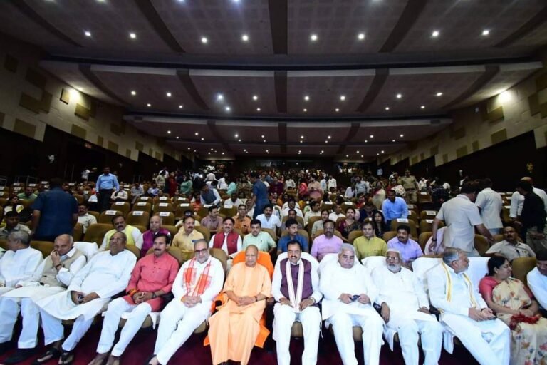 जब सीएम आदित्यनाथ ने देखी पिक्चर