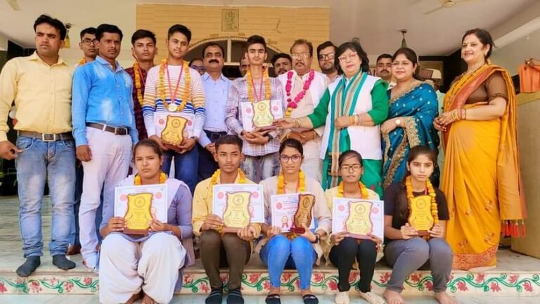 राज्यमंत्री प्रतिभा शुक्ला ने मेधावियों को किया सम्मानित