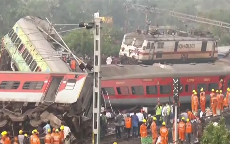 उड़ीसा में तीन ट्रेनें भिड़ी,238 की जान गई