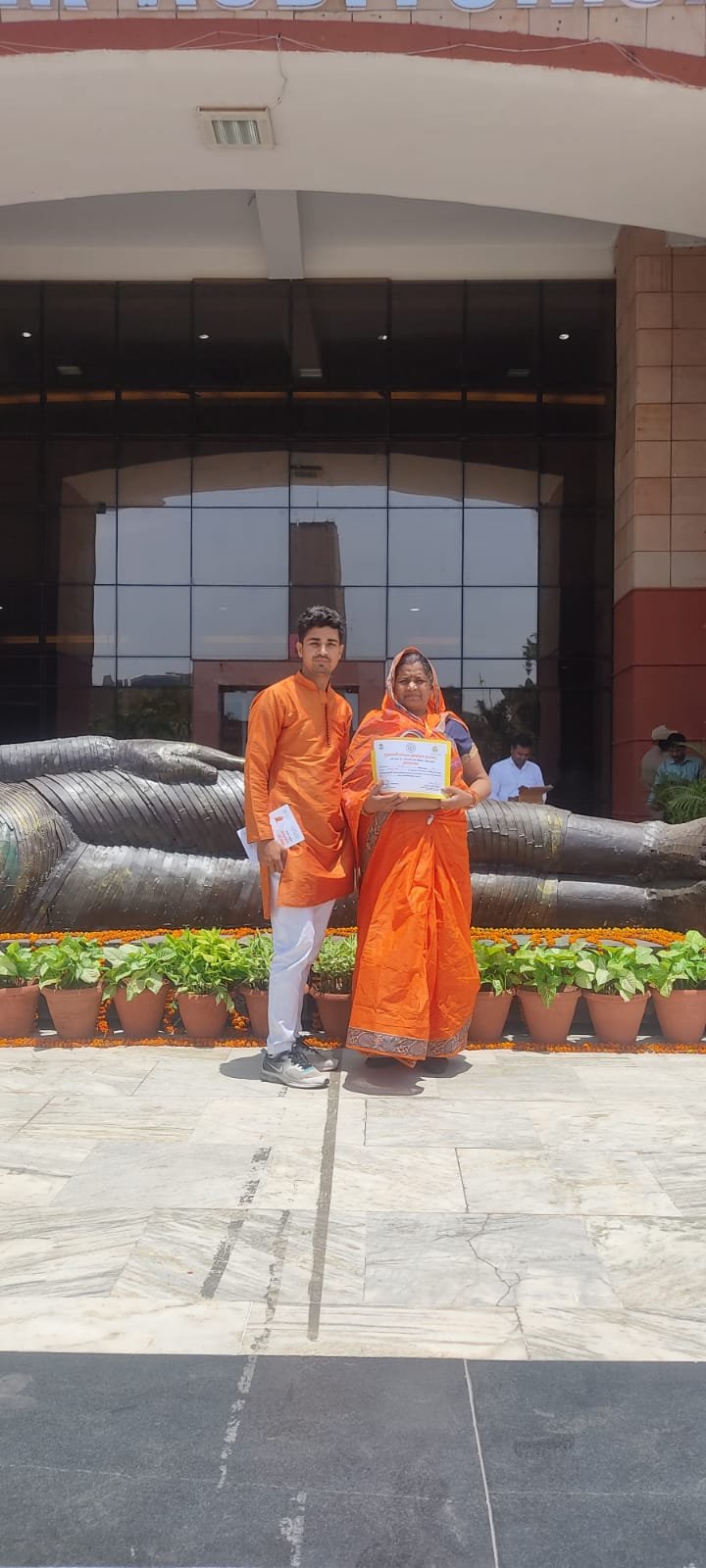 ग्राम प्रधान किरन देवी को सीएम ने किया सम्मानित
