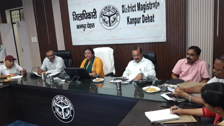 डीएम की बैठक में पानी पानी हुए अधिकारी,लापरवाही पर गिरेगी गाज