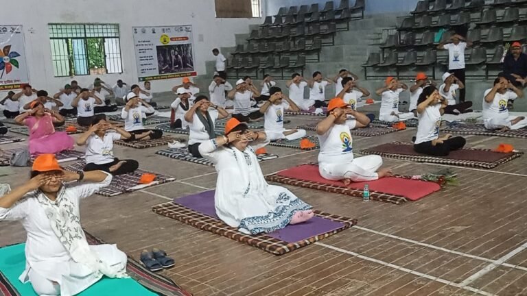 योग दिवस पर माती में नेताओ व अधिकारियों ने किया योग