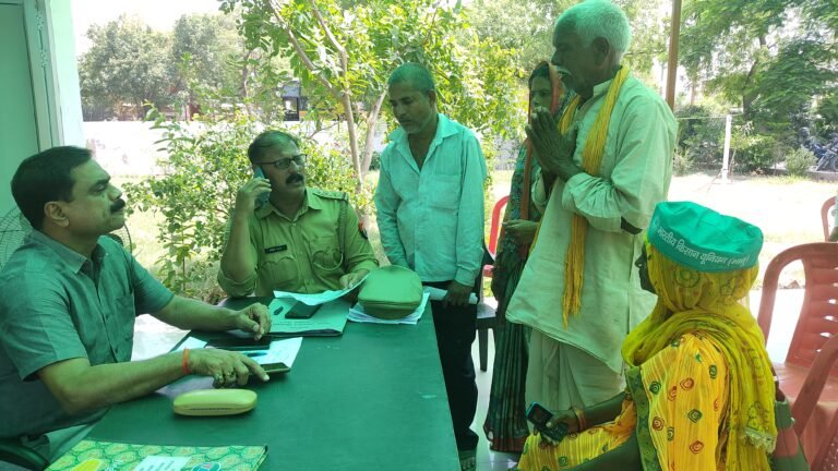 हाथ जोड़कर बोले वृद्ध ,साहब लड़िकवा मारत है