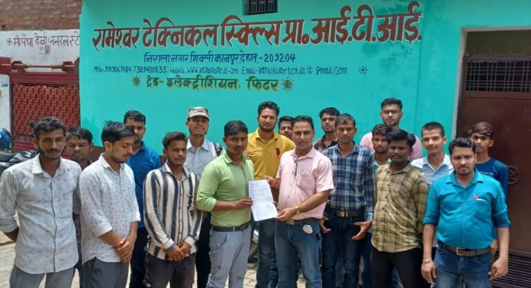 आईटीआई के छात्रों ने मांगे लैपटाप
