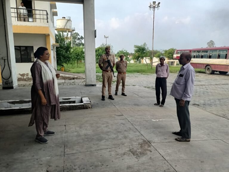 बस डिपो के निरीक्षण में डीएम को मिली खामियां